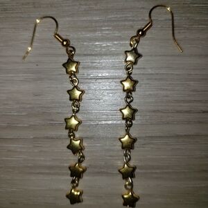 Gold stars dangle earrings